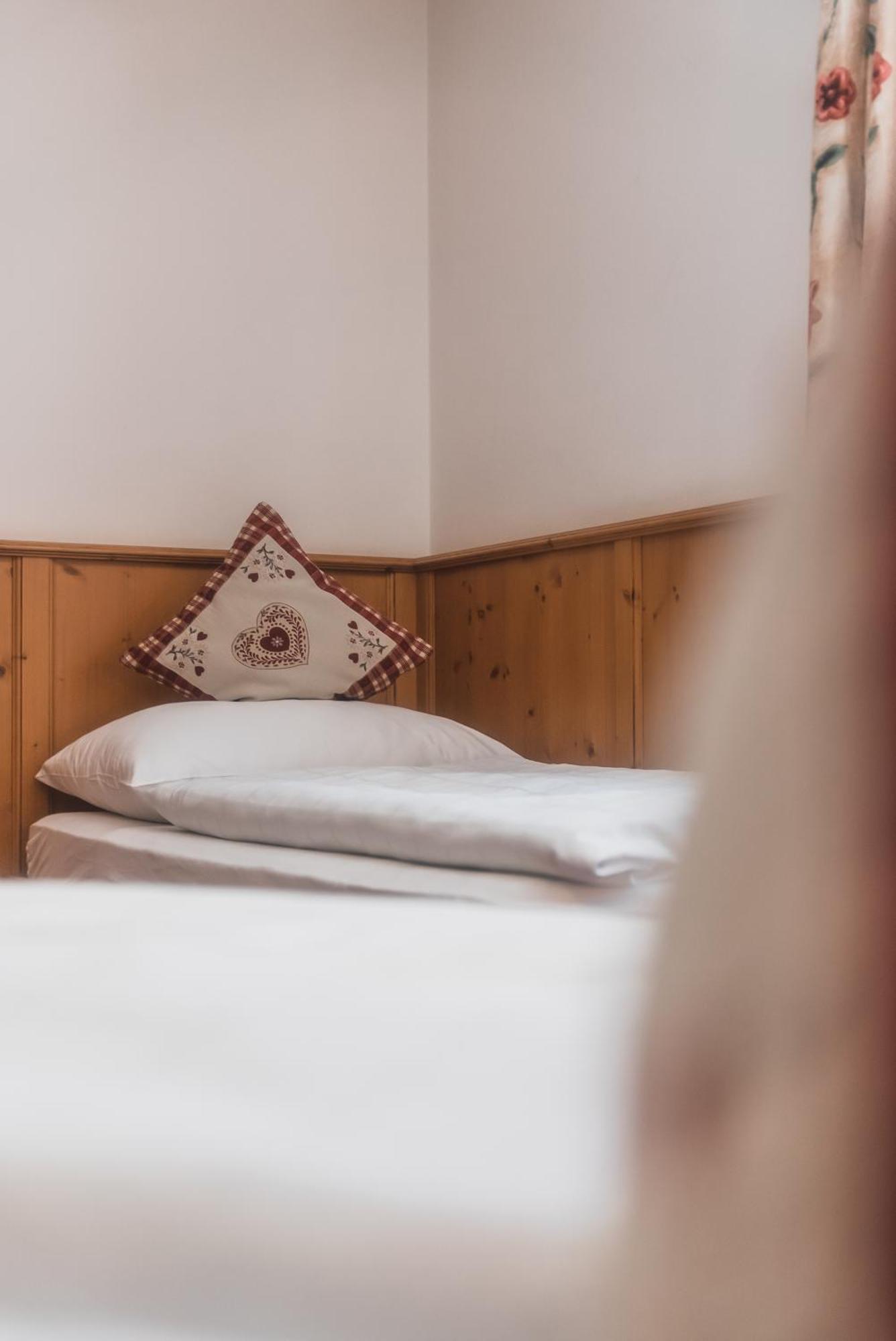 Hotel Villa Waldheim San Candido Quarto foto